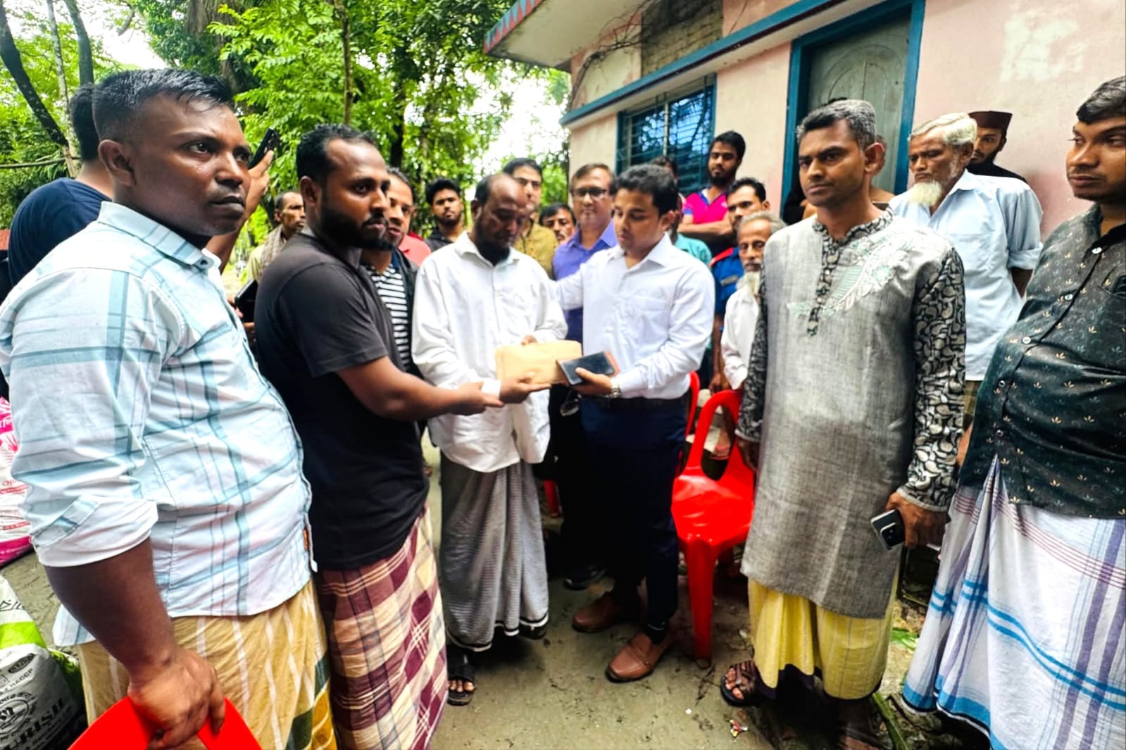 লক্ষ্মীপুরে সড়ক দুর্ঘটনায় নিহতদের পরিবারকে প্রশাসনের অনুদান প্রদান